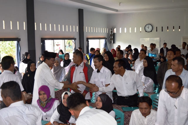  Bupati Limapuluh Kota menyalami para peserta pelatihan